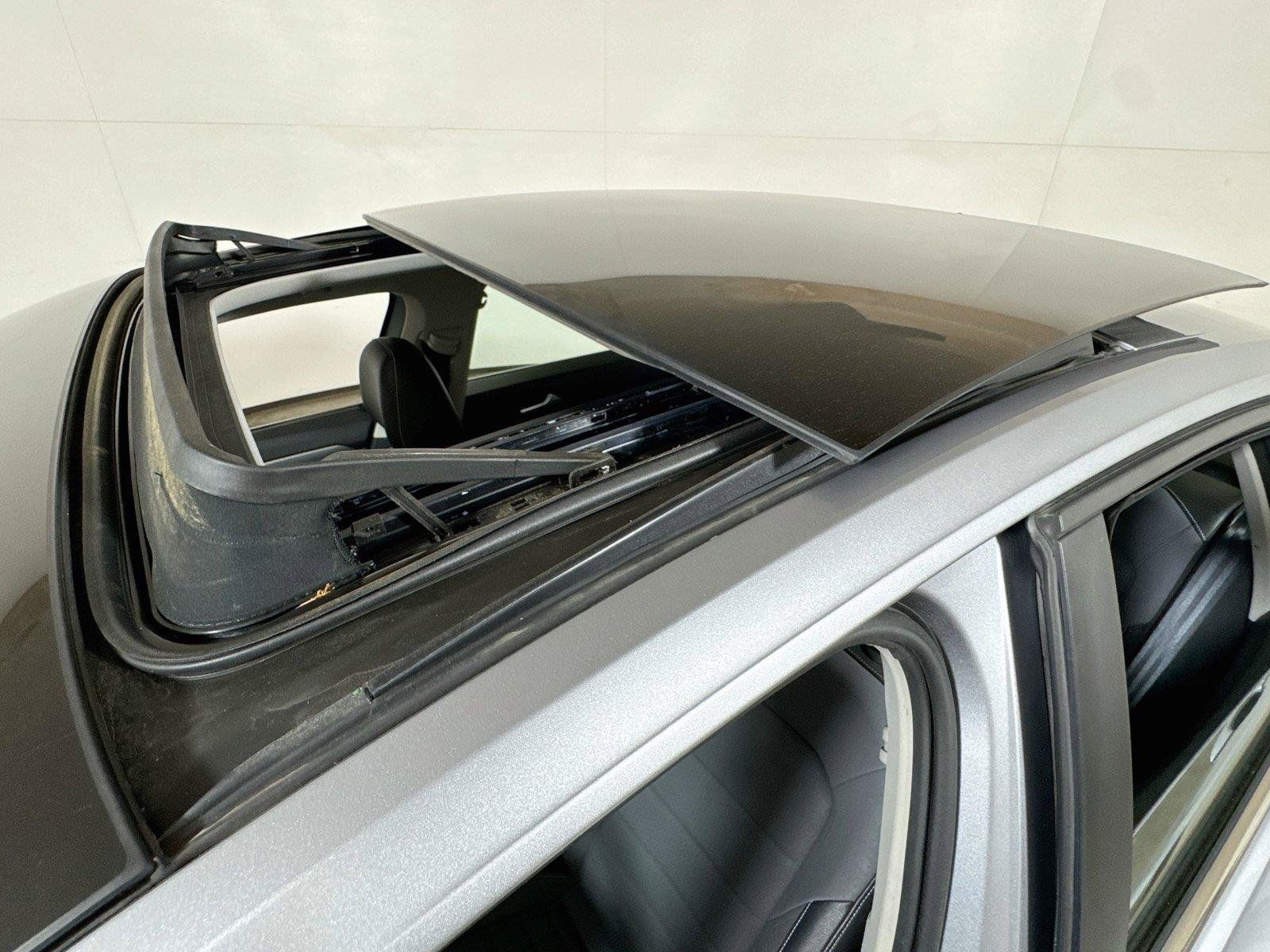 Used 2025 Volkswagen Jetta SE FWD image 19
