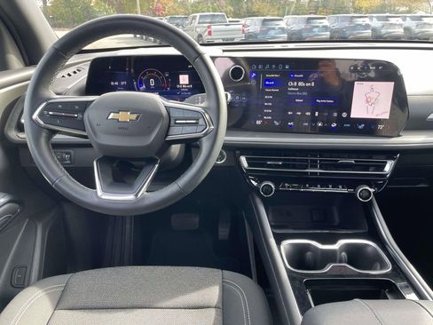 Used 2024 Chevrolet Traverse LT image 16