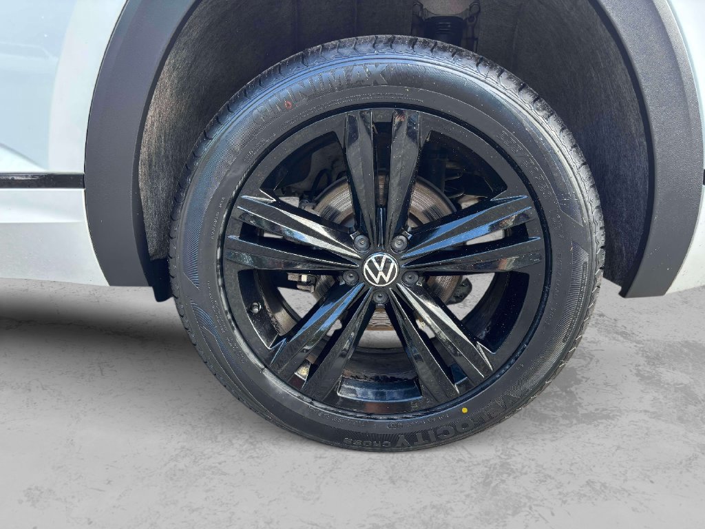 Used 2023 Volkswagen Atlas Cross Sport SEL R-Line AWD/4WD image 33