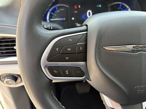 Used 2024 Chrysler Pacifica Limited FWD image 16