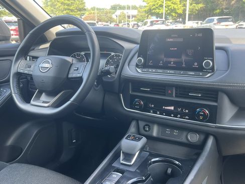 Used 2025 Nissan Rogue SV AWD/4WD image 3