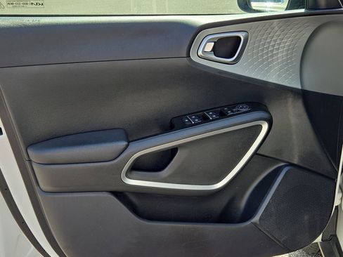 Used 2023 Kia Soul LX image 16