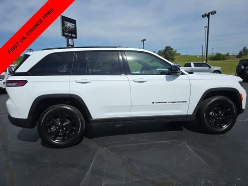 Used 2025 Jeep Grand Cherokee Altitude image 9