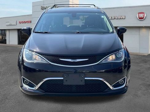 Used 2018 Chrysler Pacifica Touring-L FWD image 2