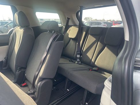 Used 2022 Kia Carnival LX image 9
