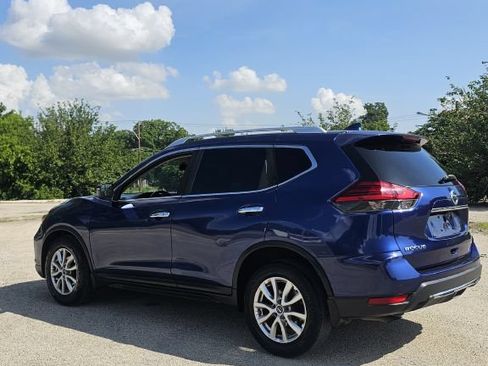 Used 2017 Nissan Rogue SV FWD image 4