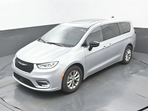 Used 2026 Chrysler Pacifica Limited FWD image 16