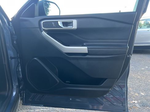 Used 2021 Ford Explorer XLT image 11