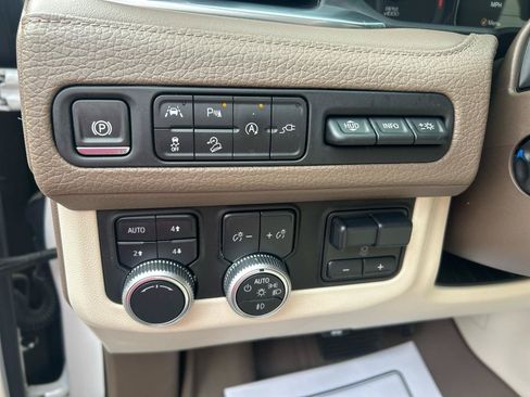Used 2021 GMC Yukon Denali w/ Denali Premium Package AWD/4WD image 18