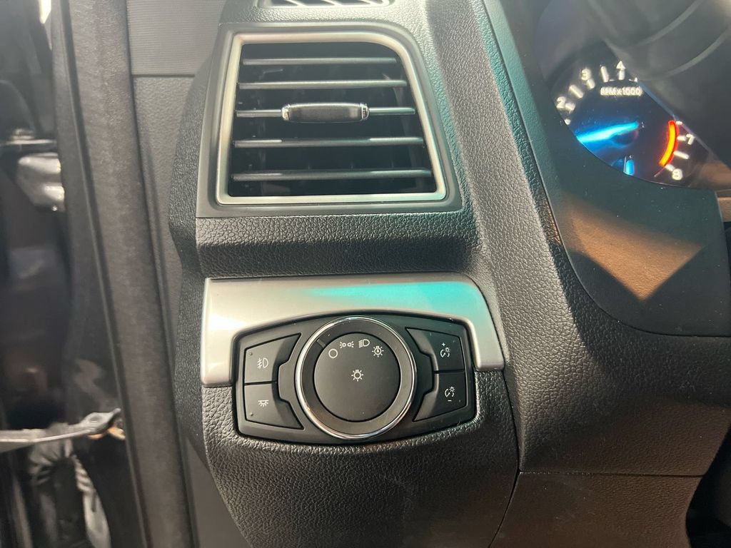Used 2017 Ford Explorer XLT FWD image 18
