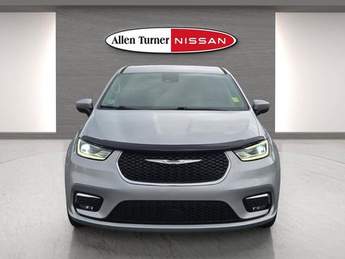 Used 2023 Chrysler Pacifica Touring-L image 8