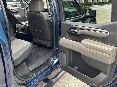 Used 2022 Chevrolet Silverado 1500 ZR2 w/ Technology Package image 18