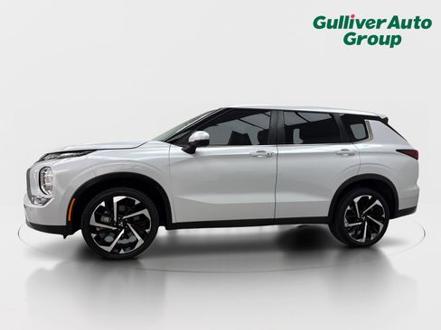 Used 2023 Mitsubishi Outlander SE FWD image 2