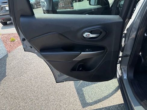 Used 2019 Jeep Cherokee Latitude Plus w/ Cold Weather Group AWD/4WD image 14