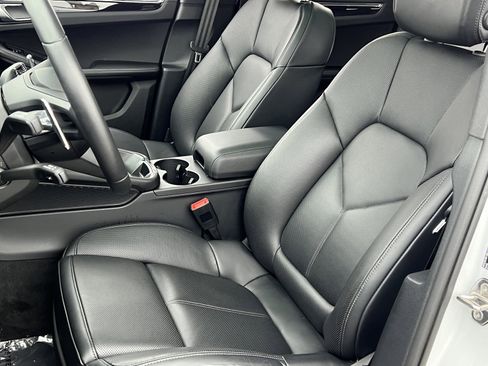 Certified 2025 Porsche Macan Turbo image 5