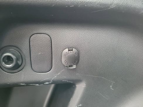 Used 2018 Subaru Forester 2.5i Premium w/ All-Weather Package image 32