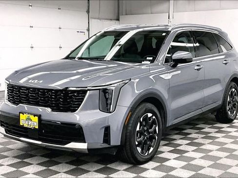 Used 2025 Kia Sorento S image 11