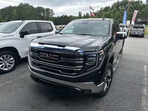 Used 2022 GMC Sierra 1500 SLT w/ SLT Premium Plus Package AWD/4WD image 3