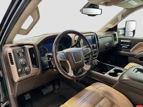 Used 2019 GMC Sierra 2500 Denali w/ Duramax Plus Package AWD/4WD image 9