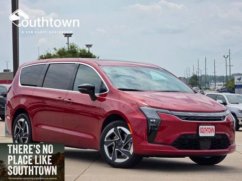 New 2027 Chrysler Pacifica Limited AWD/4WD image 1