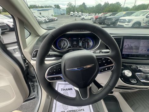 Used 2023 Chrysler Pacifica Touring-L AWD/4WD image 20