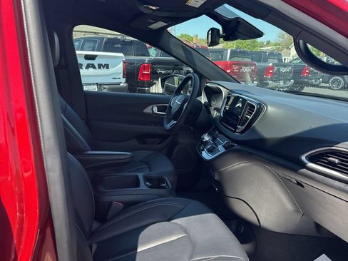 Used 2025 Chrysler Pacifica Select FWD image 32