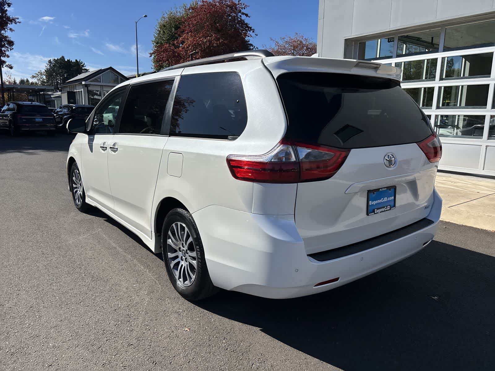 Used 2020 Toyota Sienna XLE FWD image 3