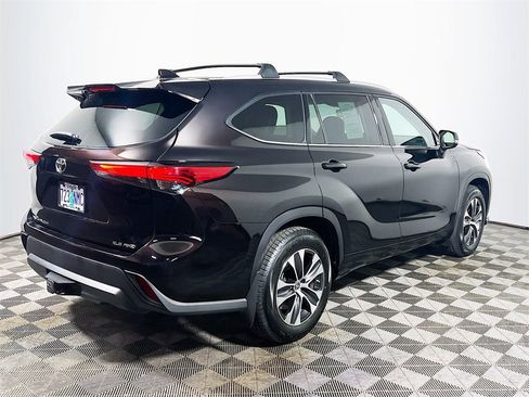 Certified 2022 Toyota Highlander XLE image 8