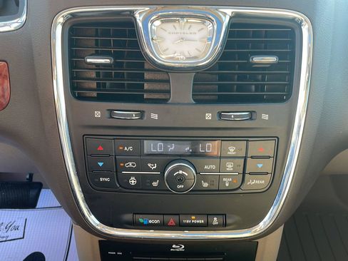 Used 2013 Chrysler Town & Country Touring-L w/ Driver Convenience Group FWD image 20