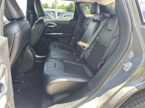 Used 2022 Jeep Cherokee Trailhawk w/ Comfort/Convenience Group AWD/4WD image 31