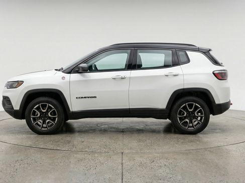 Used 2025 Jeep Compass Trailhawk image 5