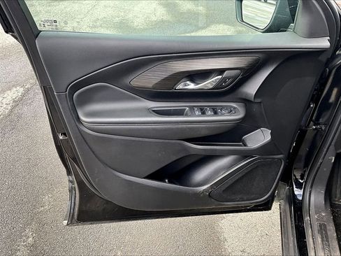 Used 2024 GMC Terrain SLE image 9