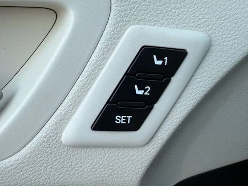 Used 2023 Toyota Sienna Limited image 34