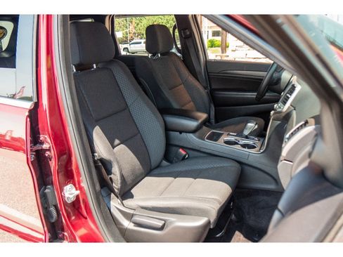 Used 2018 Jeep Grand Cherokee Laredo AWD/4WD image 15