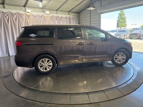 Used 2017 Kia Sedona LX w/ LX Essentials Premium Package FWD image 4
