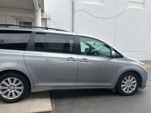 Used 2017 Toyota Sienna Limited image 7