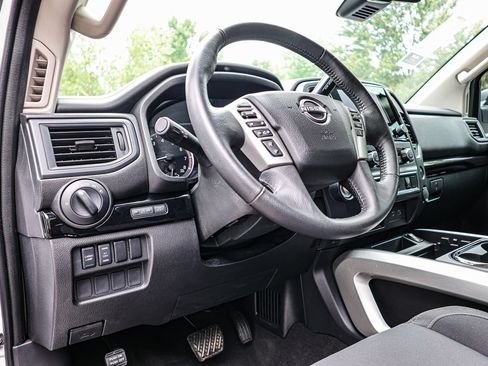 Used 2024 Nissan Titan SV w/ SV Convenience Package RWD image 19