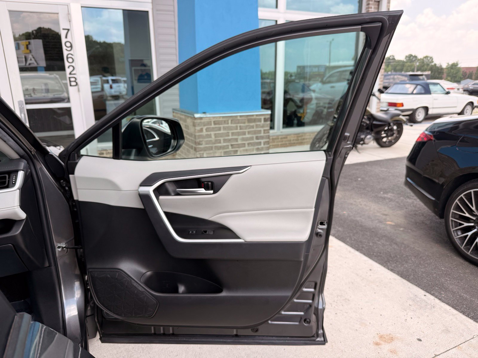 Used 2023 Toyota RAV4 XLE w/ Convenience Package FWD image 20