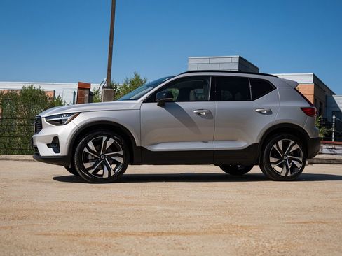 Certified 2024 Volvo XC40 B5 Ultimate w/ Climate Package AWD/4WD image 3