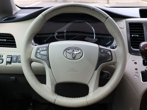 Used 2012 Toyota Sienna XLE image 18