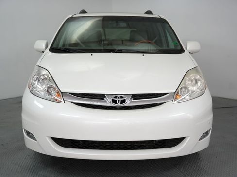Used 2010 Toyota Sienna XLE Limited image 2