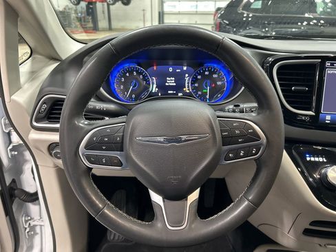 Used 2024 Chrysler Pacifica Touring-L image 14