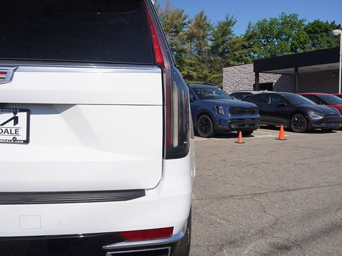 Used 2023 Cadillac Escalade Premium Luxury AWD/4WD image 24
