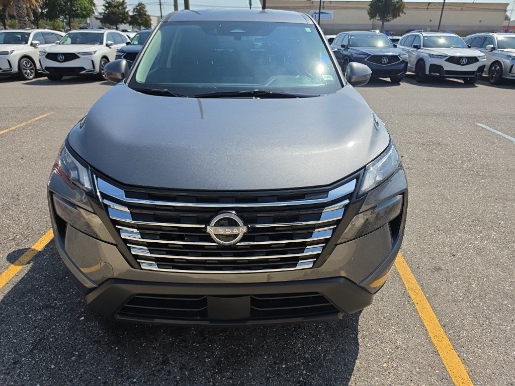 Used 2025 Nissan Rogue SV FWD image 2