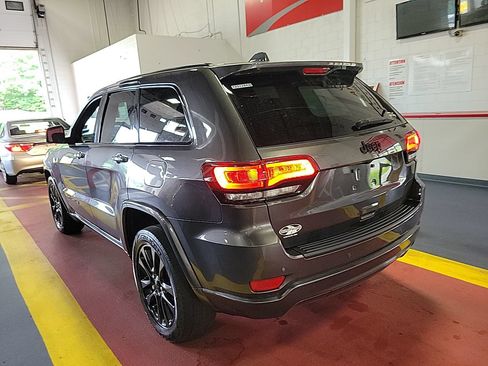 Used 2019 Jeep Grand Cherokee Altitude RWD image 2