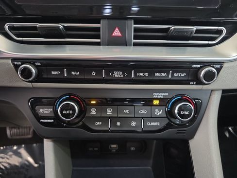 Used 2020 Kia Niro Touring image 23