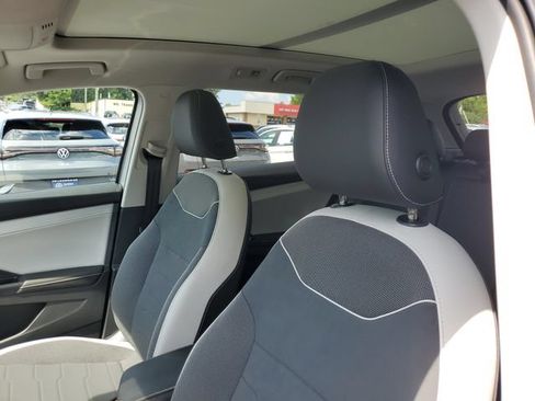 Certified 2025 Volkswagen Taos SE w/ Panoramic Sunroof Package FWD image 22