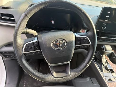 Used 2024 Toyota Sienna XLE FWD image 14