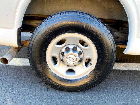 Used 2017 Chevrolet Express 2500 LS image 7