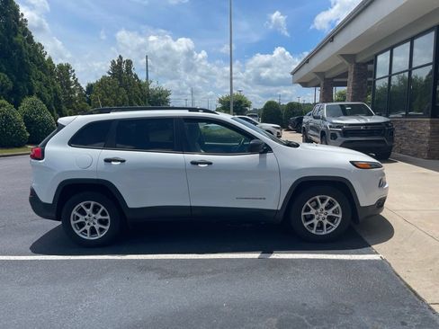 Used 2017 Jeep Cherokee Sport FWD image 3